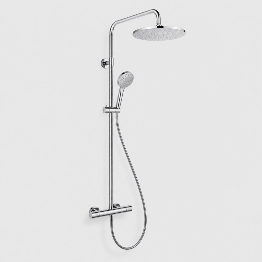 Colonne de douche apparente chromée, vue produit isolé sur fond clair