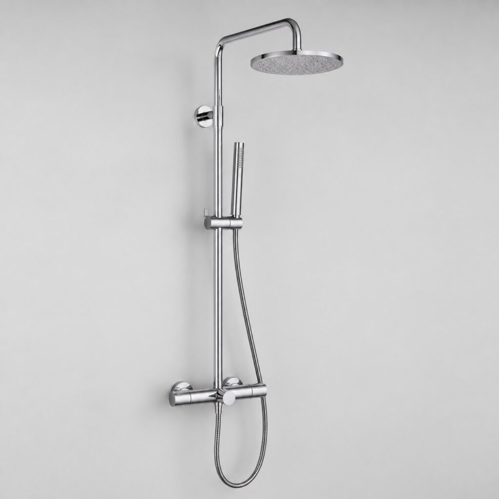 Colonne de douche chromée complète, vue de face sur fond clair