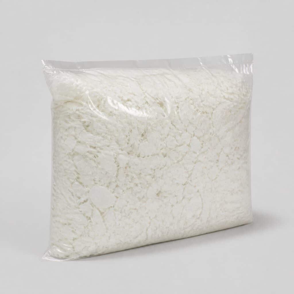 Sac de flocons de laine de verre soufflée, neutre, posé sur fond clair