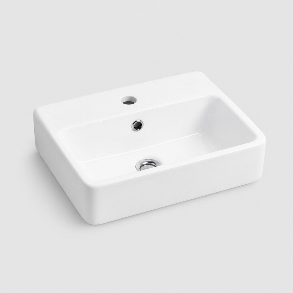 Petit lavabo mural rectangulaire blanc, vue de face sur fond clair