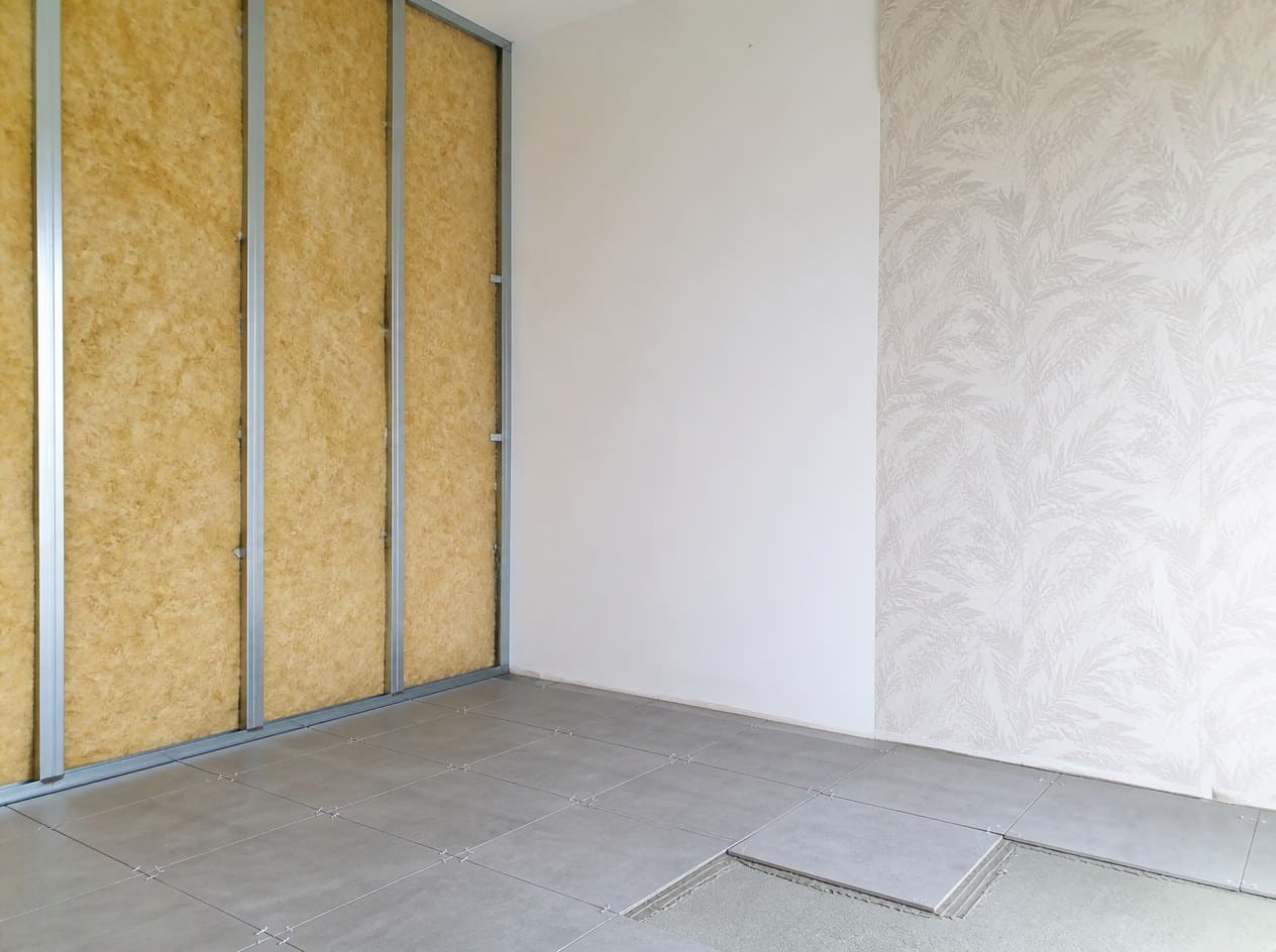 Piece en renovation : isolation, peinture, papier peint et carrelage