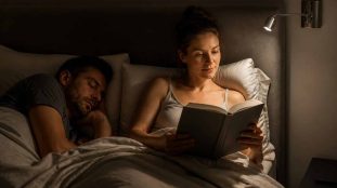 découvrez l'action précise de l'applique liseuse qui éclaire ciblé sans déranger votre partenaire, pour un confort optimal et une lecture agréable.