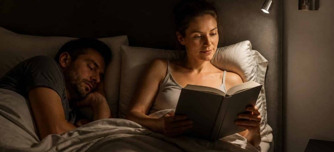 découvrez l'action précise de l'applique liseuse qui éclaire ciblé sans déranger votre partenaire, pour un confort optimal et une lecture agréable.
