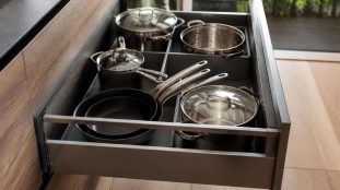 découvrez comment un tiroir casserolier améliore l'accessibilité et facilite le rangement des ustensiles lourds en cuisine, pour un espace pratique et ergonomique.