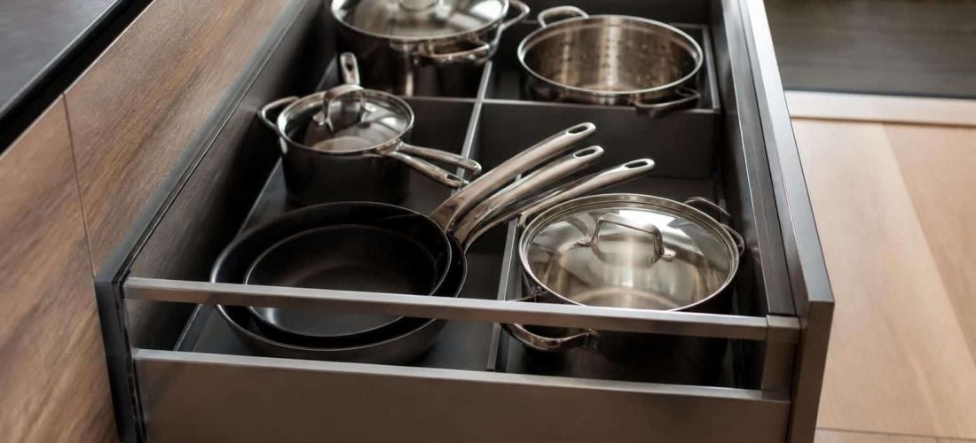 découvrez comment un tiroir casserolier améliore l'accessibilité et facilite le rangement des ustensiles lourds en cuisine, pour un espace pratique et ergonomique.