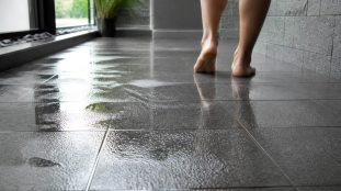 découvrez comment le choix d'un carrelage de sol antidérapant joue un rôle essentiel dans la prévention des chutes sur sol mouillé, assurant ainsi sécurité et confort dans vos espaces.