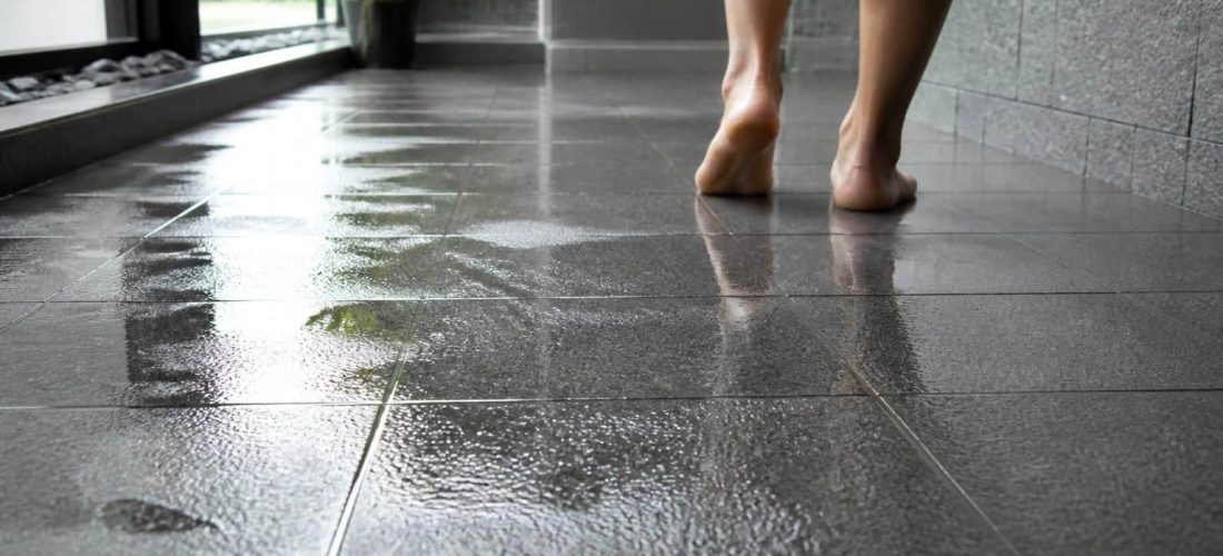 découvrez comment le choix d'un carrelage de sol antidérapant joue un rôle essentiel dans la prévention des chutes sur sol mouillé, assurant ainsi sécurité et confort dans vos espaces.