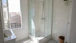 Cabine de douche d’angle posée dans une petite salle de bains