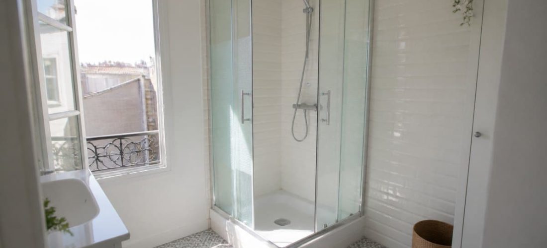 Cabine de douche d’angle posée dans une petite salle de bains